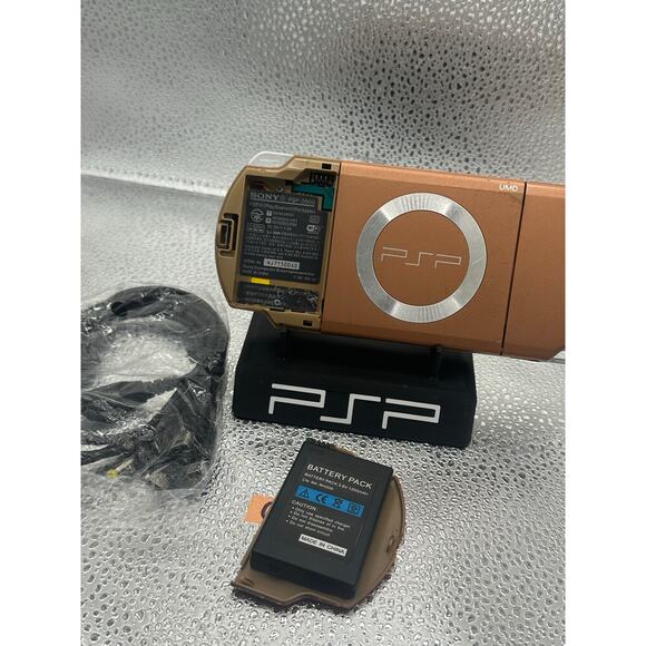 Bronze psp 2000 w/charger & new battery - Picture 4 of 7